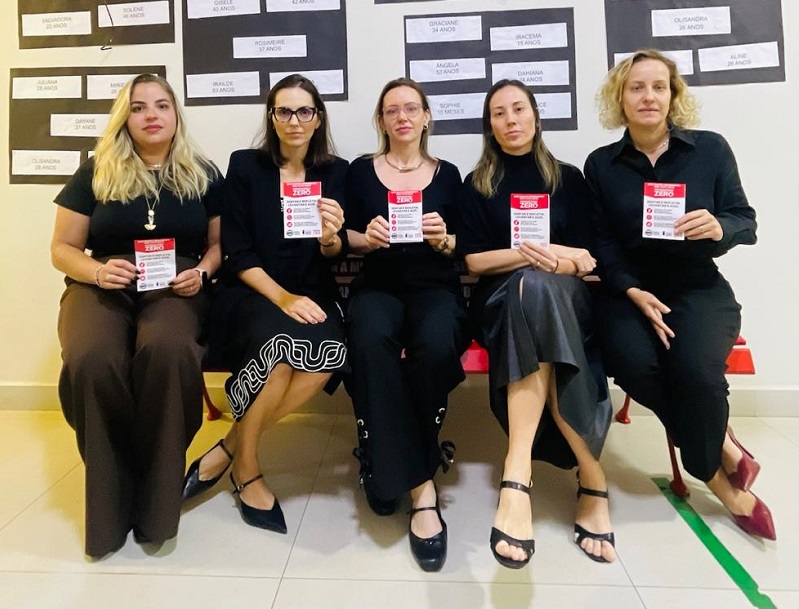 Defensoras Nudem banco vermelho