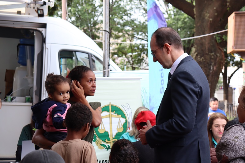 Atendimento da Defensoria em mutirão ajuda mãe a encaminhar demandas urgentes em Campo Grande